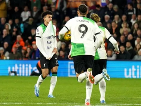 Luis Diaz hóa Origi