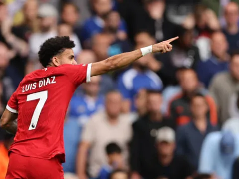 Neville: "Diaz đã vượt qua cậu ấy"