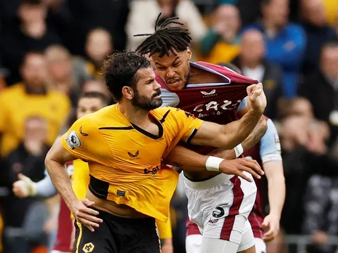 Diego Costa ẩu đả với trung vệ cao gần 2 m