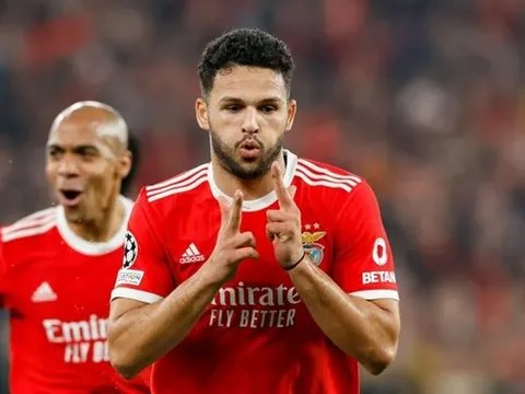 Điểm 10 tuyệt đối, sát thủ Benfica lại khiến M.U chao đảo