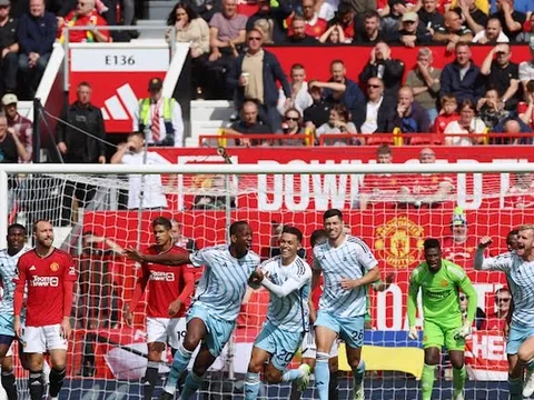 "Điều gì đang xảy ra ở Old Trafford?"