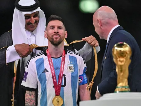 Điều ít ai biết về chiếc áo choàng vua ban cho Lionel Messi