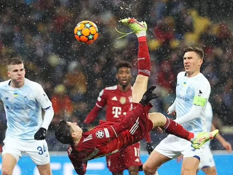 Lewandowski lập combo siêu phẩm và kỷ lục khủng