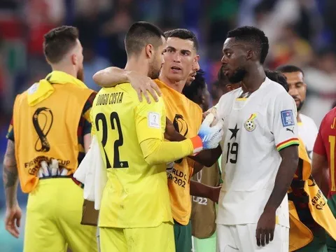 Ronaldo: "Cậu phải cười. Chúng ta thắng rồi"