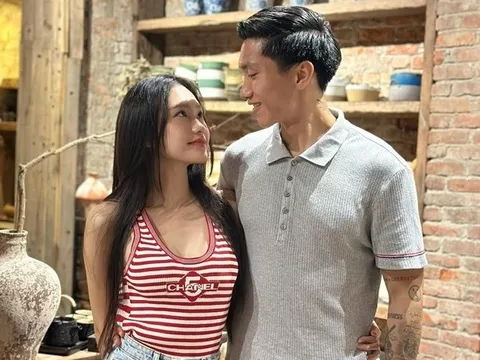 Đoàn Văn Hậu tình tứ bên bạn gái xinh đẹp trong ngày đặc biệt