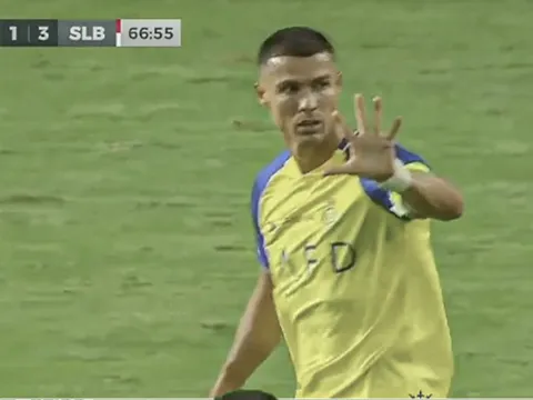 Đội nhà thua thảm, Ronaldo ra dấu xin đá thêm 5 phút