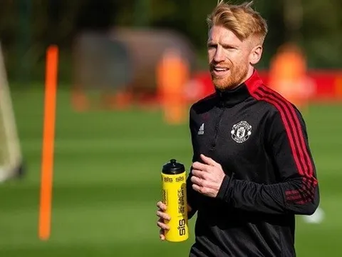 'Đối thủ bảo tôi là rác rưởi khi vẫn chơi cho đội trẻ M.U khi đã 35 tuổi'