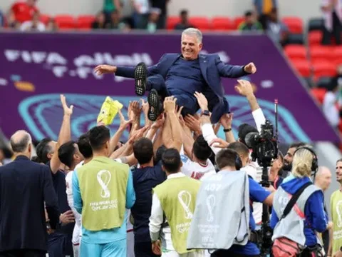 Đội tuyển Iran “rũ bùn đứng dậy sáng lòa”