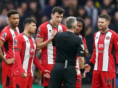 Đội xếp cuối bảng Premier League khốn đốn vì "gà nhà" đá nhau