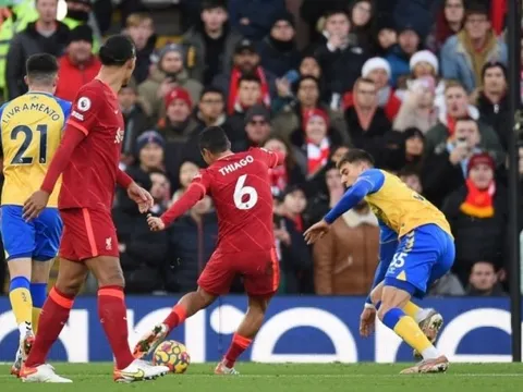 Dồn ép nghẹt thở, Liverpool đè bẹp Southampton không thương tiếc
