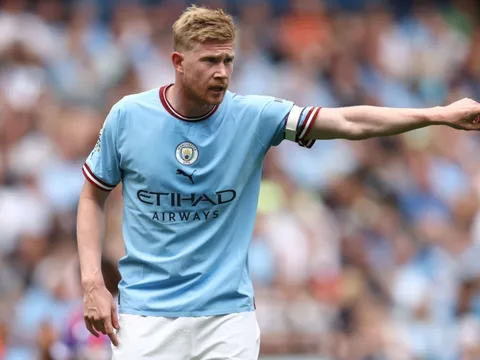 Don Hutchison so sánh Odegaard với De Bruyne