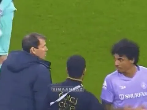 Đồng đội của Ronaldo tỏ thái độ với huấn luyện viên sau trận thua