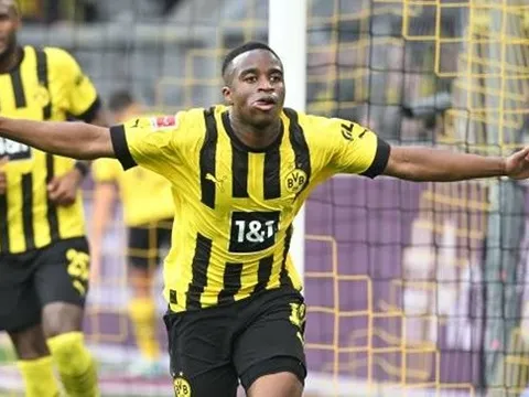 Dortmund đại thắng trong ngày Bayern suýt nhận cú sốc