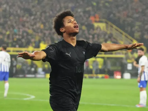 Dortmund hủy diệt Hertha Berlin, top 3 Bundesliga bằng điểm