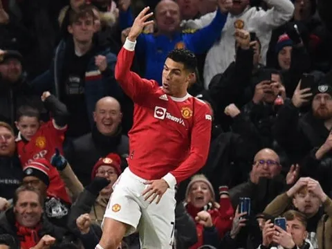 Huyền thoại M.U tuyên bố Carragher không đủ tầm để nhận xét Ronaldo