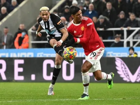 Varane khiến cầu trường St. James' Park "nổ tung" vào phút bù giờ