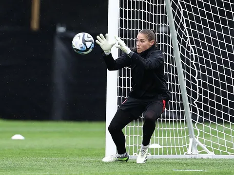 ĐT nữ Mỹ đội mưa tập luyện chờ đấu tuyển nữ Việt Nam