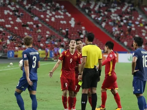 ĐT Việt Nam "gây bão" tại Thái Lan; "Hãy trao Cúp cho họ ngay và luôn"