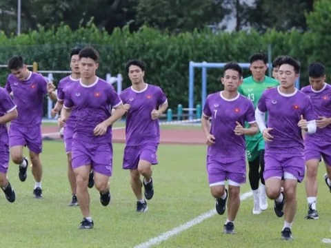 ĐT Việt Nam hứng khởi trở lại tập luyện sau trận thắng Lào