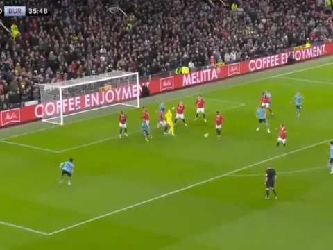 "Dubravka, cậu đang làm gì vậy?"