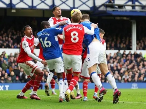 Dùng bóng chết hạ gục Arsenal, Sean Dyche ghi dấu ấn đậm nét