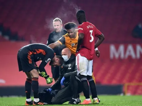 Đụng nhẹ "Quái thú Wolves", De Gea nhận cái kết đắng lòng