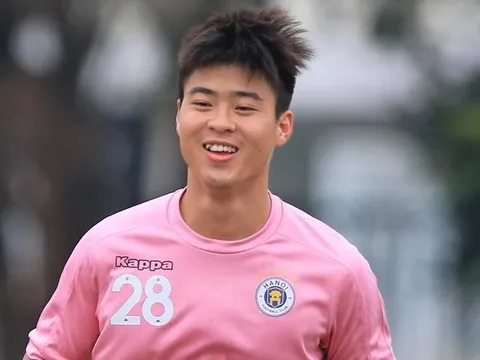 Duy Mạnh ghi bàn giúp CLB Hà Nội bám đuổi CAHN