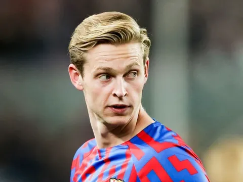 Dwight Yorke biết lý do De Jong chưa đến Man United