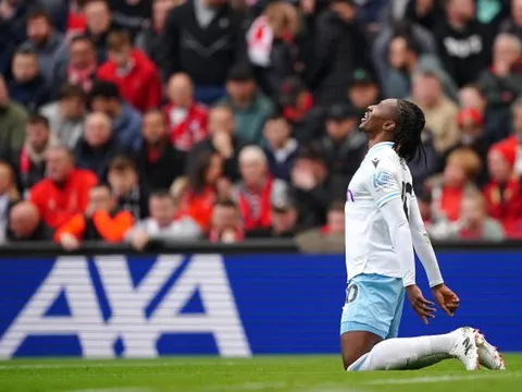 "Người cũ" Arsenal kéo sập Anfield