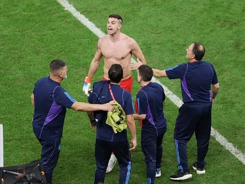 Thủ môn Argentina nguy cơ bị cấm thi đấu bán kết World Cup 2022