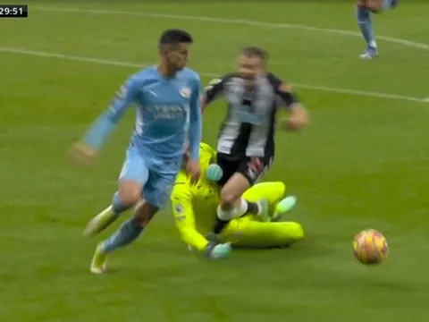 Ederson bỏ bóng vồ người và cái kết bất ngờ