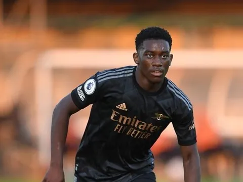 Tiền đạo Arsenal phải rời sân bằng cáng