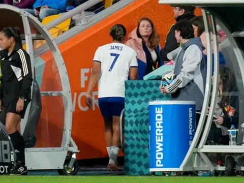 Toàn cảnh em gái Reece James gợi nhớ khoảnh khắc kinh điển của Rooney