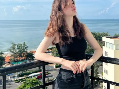 Em gái Văn Lâm sắc vóc nóng bỏng, gây bất ngờ khi sánh đôi Hoàng Đức