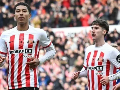 Em trai của Jude Bellingham lại gây bão