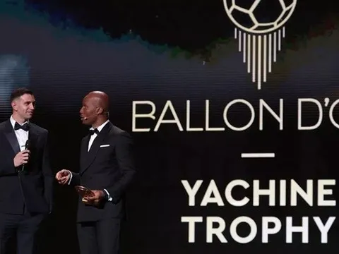 Emi Martinez nhận giải, CĐV hô vang tên Mbappe gây sức ép