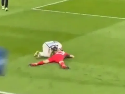 Emi Martinez 'phơi mình' thẳng cẳng, Messi nhảy cẫng như đứa trẻ