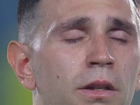 Emiliano Martinez bật khóc trong trận giao hữu