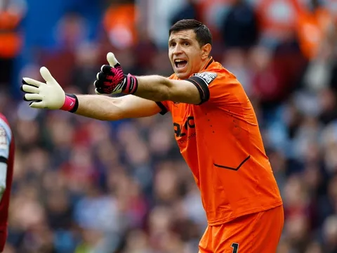 Emiliano Martinez đang trả giá