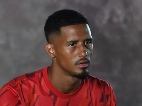 Emmanuel Petit so sánh trung vệ Arsenal với Terry, Ferdinand