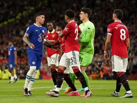 Nhìn Enzo đơn độc tại Old Trafford, mới thấy Chelsea khủng hoảng ra sao