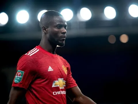 Vừa tái xuất, 'cây hài' Man Utd đã gây bão nhờ hành động với Cavani