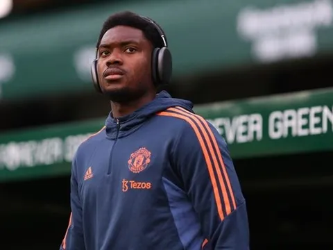 Khủng hoảng hàng thủ, Ten Hag có thể cầu cứu sao trẻ học viện