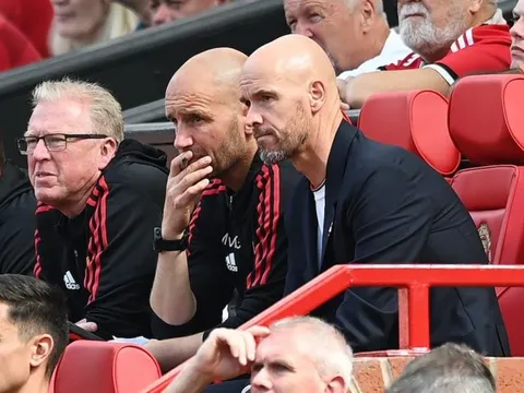 Fan M.U bất ngờ với gương mặt trong đội ngũ trợ lý của Ten Hag