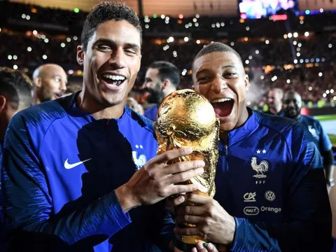 Erik ten Hag nói lời thật lòng khi Raphael Varane chia tay ĐTQG