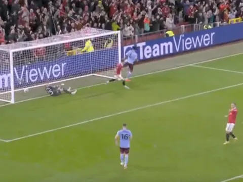 Eriksen ghi công Garnacho, Martinez đẩy Malacia ngã cắm mặt