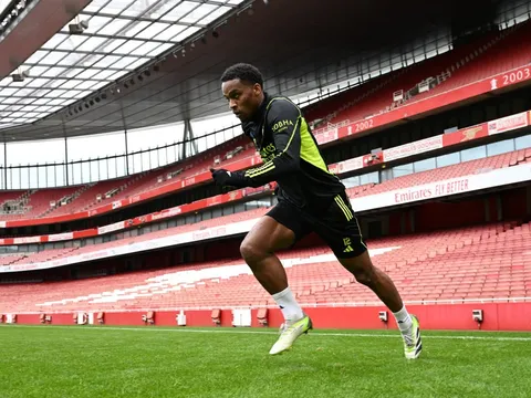 Hành lang trái Arsenal là cơn đau đầu dễ chịu của Mikel Arteta