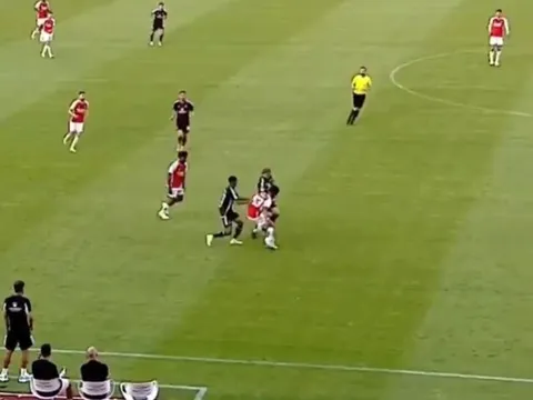 CĐV Arsenal phát cuồng trước khoảnh khắc ma thuật của thần đồng