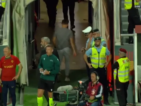 Thua kinh hoàng, HLV Luxembourg có hành động bất ngờ