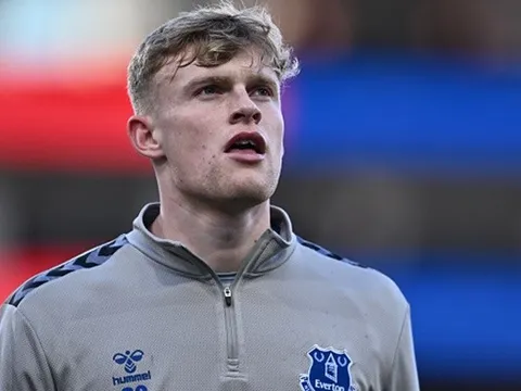 Trả 30 triệu bảng, M.U có ngay phương án thế chỗ Varane